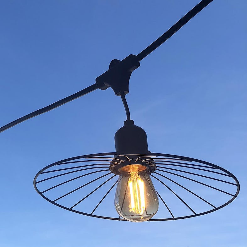 Guirlande lumineuse extérieur avec abat-jour en acier style