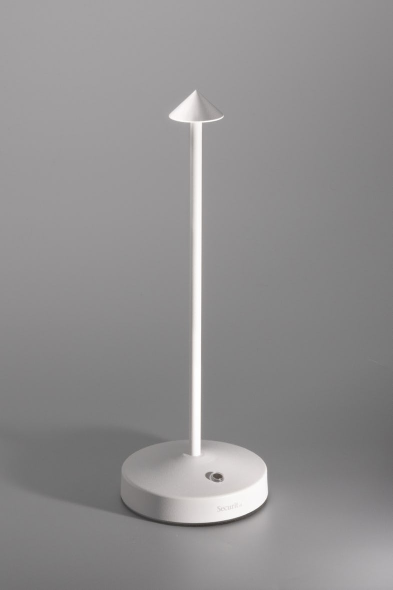 Une Petite Lampe Led Moderne Pointue Avec Une Base En Métal Avec