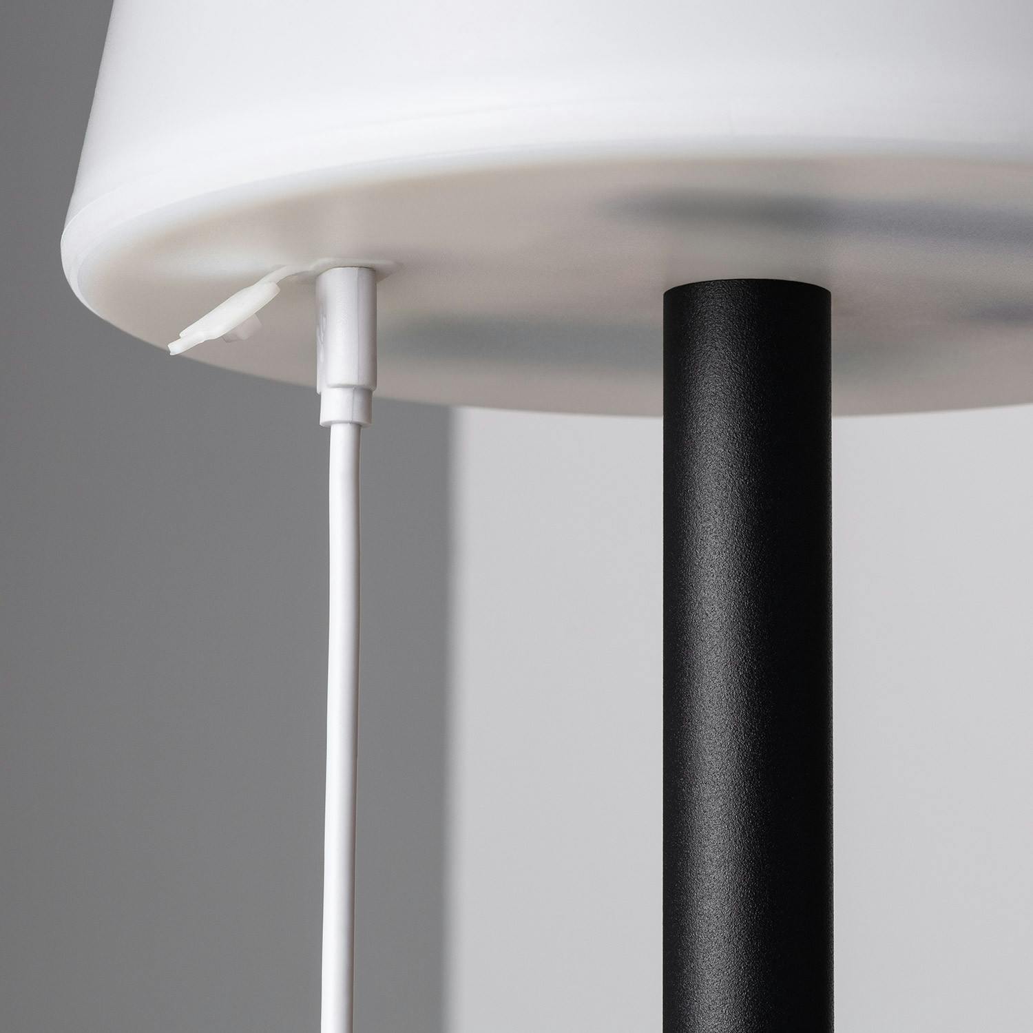 Ledkia Lámpara de Mesa LED 2.6 W Portátil para Exterior Aluminio con Batería  Recargable Epinay Melocotón