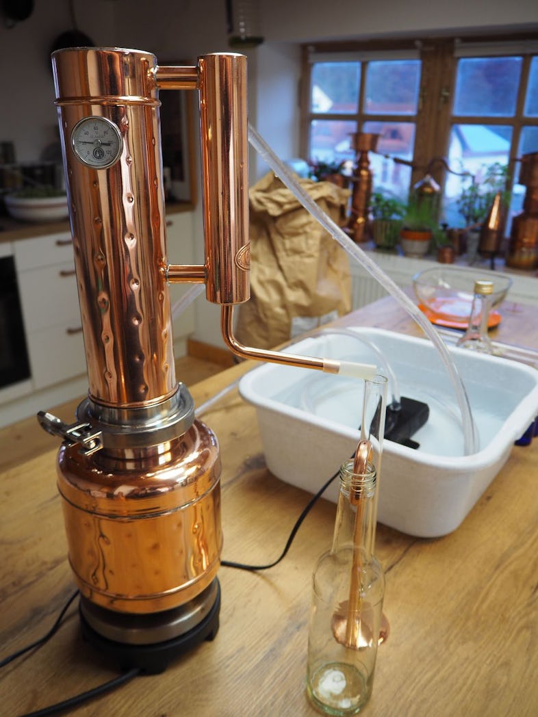 CopperGarden® Destillieranlage Italia 2 Liter mit Kochplatte, Aromasieb  & Thermometer - Destillatio