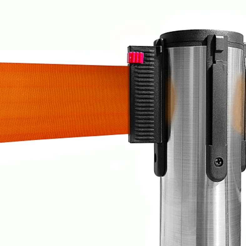 Danieli Store, Postes separadores de acero con cinta extensible hasta 3 mt, Columna con cinta separadora naranja y avisos horizontal A4