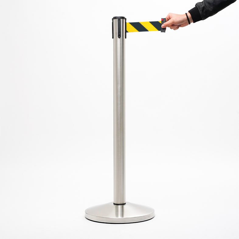 Danieli Store, Postes separadores de acero con cinta extensible hasta 3 m,  retráctil y con sistema de seguridad, Base plana y cinta amarilla